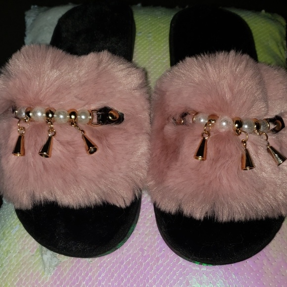 ❗Last One❗ Fuzzy Slippers - Picture 4 of 5